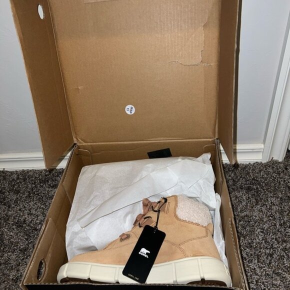 UGG Classic Short: Timeless Warmth for Every Step - Picture 6 of 7